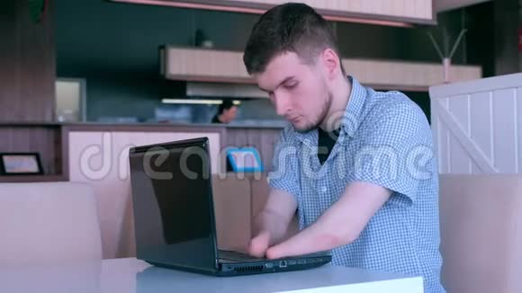 在咖啡馆里被截肢的自由职业者用笔记本电脑工作视频的预览图