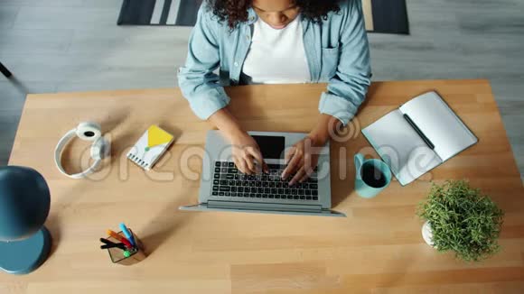 非洲裔美国妇女在室内工作在家打字视频的预览图