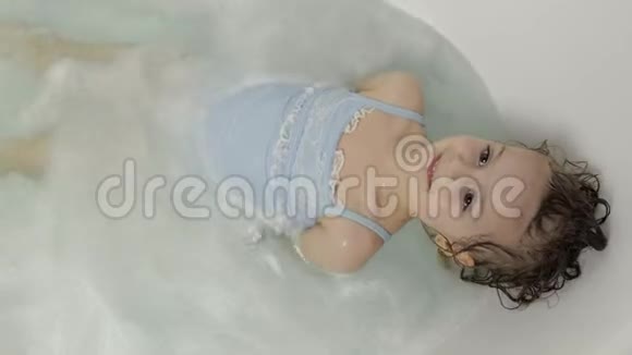 可爱的金发女孩穿着泳装洗澡小孩4岁卫生视频的预览图