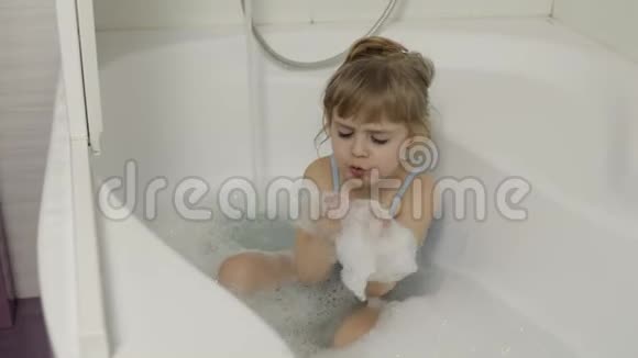 可爱的金发女孩穿着泳装洗澡小孩4岁卫生视频的预览图