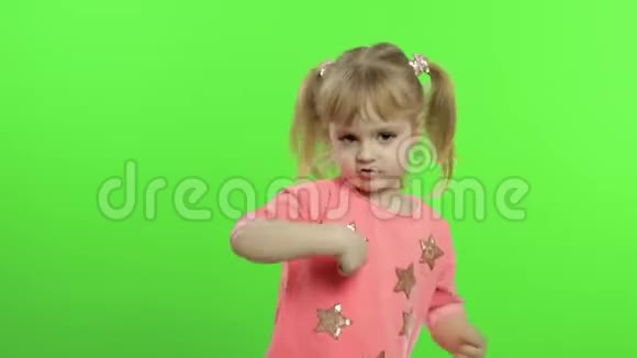 穿着粉红色衬衫跳舞的积极女孩快乐的四岁女孩色度键视频的预览图