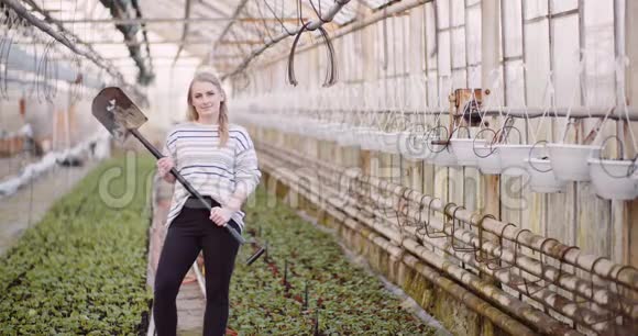 农业成功的女园丁拿着铲子视频的预览图