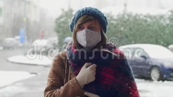 街上戴防护面罩和手套的妇女的冬季画像视频的预览图