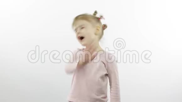 穿着粉红色衬衫跳舞的积极女孩快乐的四个小朋友白色背景视频的预览图