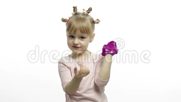 孩子玩手工制作的玩具黏液小孩玩制作紫色黏液视频的预览图