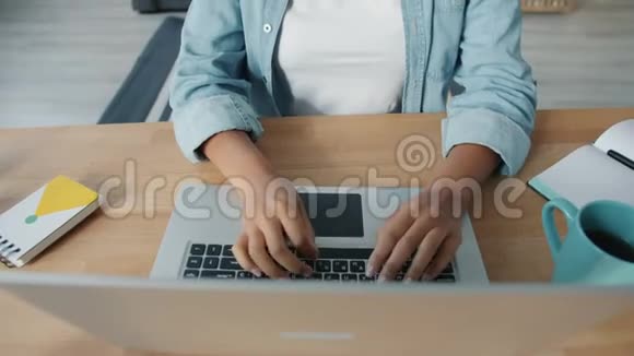 快乐的非裔美国女孩在家里用笔记本电脑享受互联网内容视频的预览图