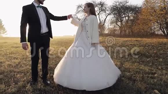 新婚夫妇在跳舞早上和新娘在一起的白人新郎新婚夫妇视频的预览图
