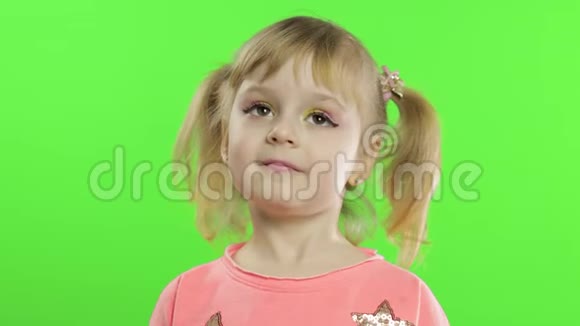 积极的女孩在感情上做脸和微笑的粉红色上衣色度键视频的预览图