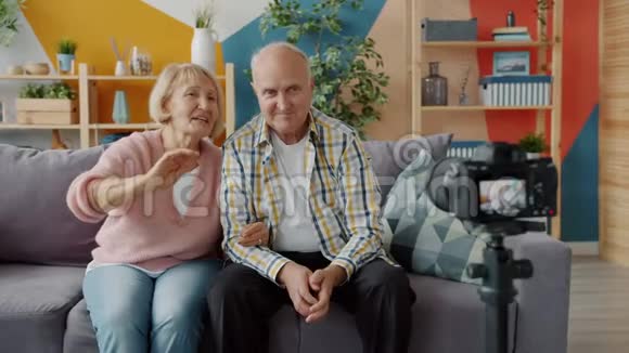 退休夫妇录相录像显示在家中竖起大拇指视频的预览图