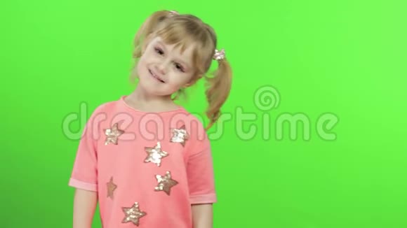 穿粉色夹克跳舞的积极女孩快乐的四岁女孩色度键视频的预览图