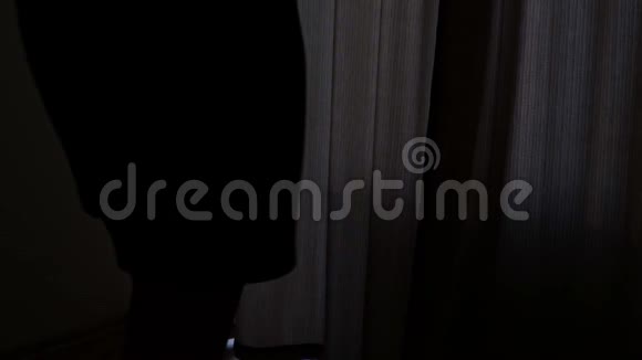 一个女人在镜子里拉开窗帘夏天去阳台视频的预览图