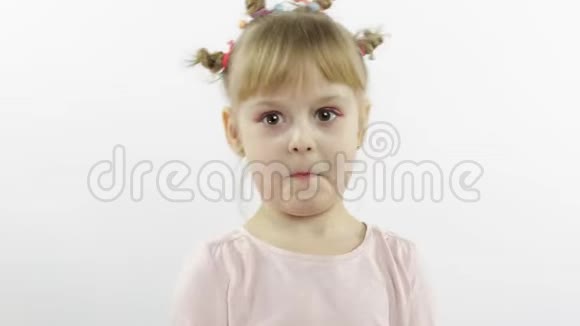 积极的女孩在感情上做脸和微笑的粉红色上衣白色背景视频的预览图