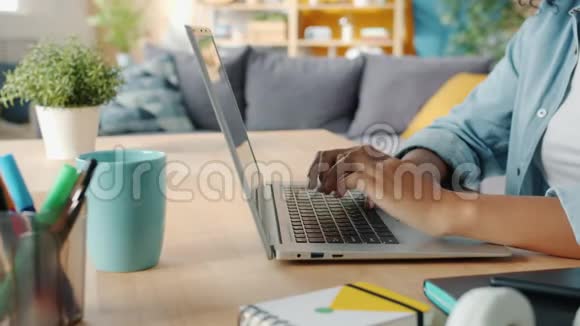 在家里的办公桌上用笔记本电脑打字做自由职业视频的预览图