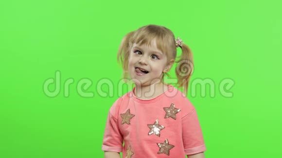 积极的女孩在感情上做脸和微笑的粉红色上衣色度键视频的预览图