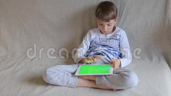 青少年在平板电脑上玩视频的预览图