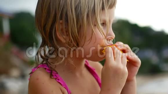 一个女孩吃芒果的肖像视频的预览图