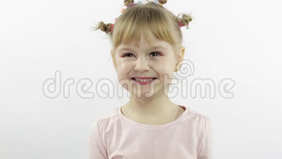 积极的女孩在感情上做脸和微笑的粉红色上衣白色背景视频的预览图