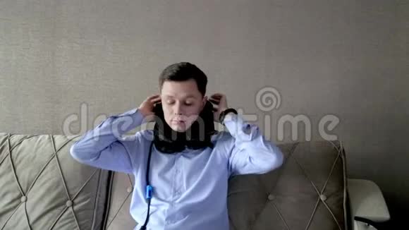 年轻人戴着一个颈部充气枕头用来伸展脊柱的枕头视频的预览图