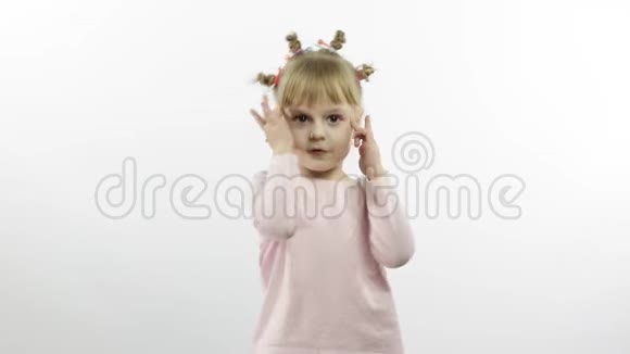 穿着粉红色衬衫跳舞的积极女孩快乐的四个小朋友白色背景视频的预览图