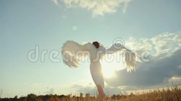 穿着白色裙子的女人举起天使的翅膀视频的预览图