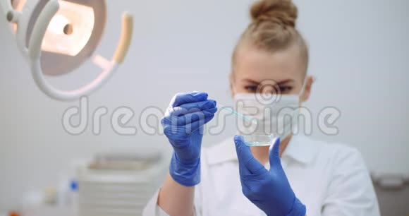 女科学家的画像用吸管分析了实验室中提取DNA的液体视频的预览图