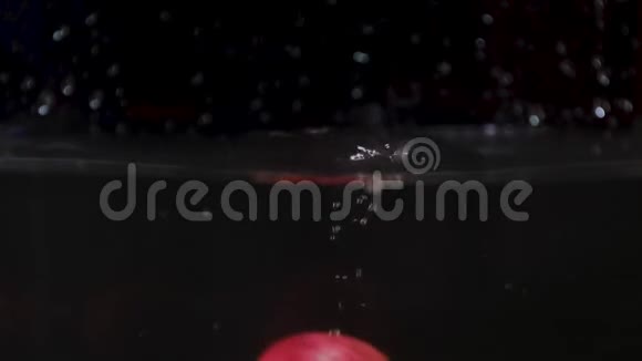一个苹果用喷雾掉进水里慢动作视频的预览图