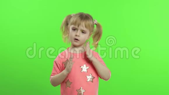 穿着粉红色衬衫跳舞的积极女孩快乐的四岁女孩色度键视频的预览图