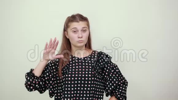 女孩偷听流言蜚语把手掌放在耳朵上视频的预览图