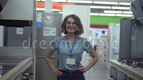 超市商店正面女性卖家或店员画像穿着蓝色衬衫和空徽章的女人视频的预览图