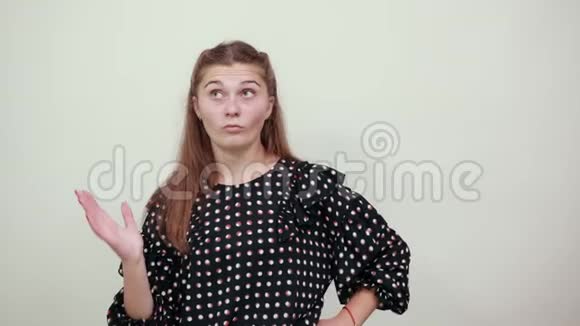 一个穿着黑色裙子的女孩失望地消极的女人不高兴地举手视频的预览图
