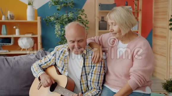 老年人弹吉他唱歌与妻子享受自由时光的慢动作视频的预览图