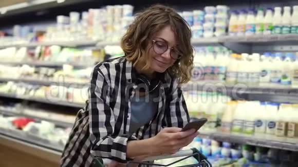购物技术销售消费主义和人的概念带智能手机和耳机的女人在脖子上散步视频的预览图