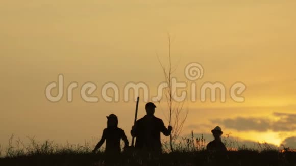 年轻的家庭在他们的农场户外玩得很开心园丁女人推着手推车一家人要在视频的预览图