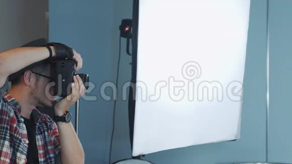 白种人摄影师在画室工作的背景中的软盒的轮廓图视频的预览图