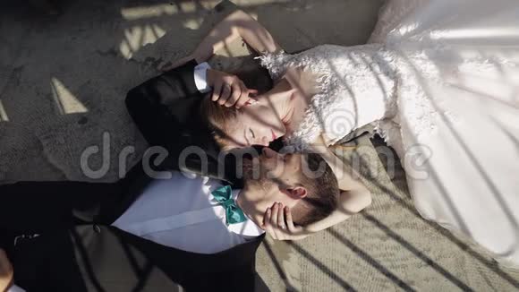 新婚夫妇白人新郎和新娘躺在地上互相挨着视频的预览图