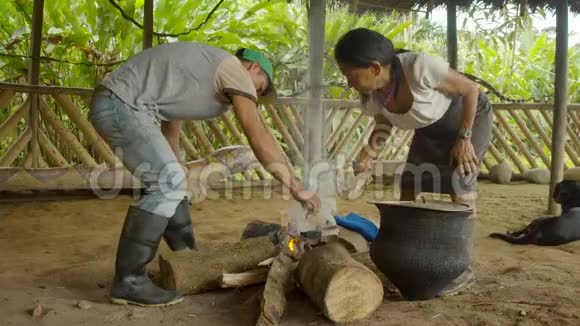 部落男人和女人烹饪视频的预览图