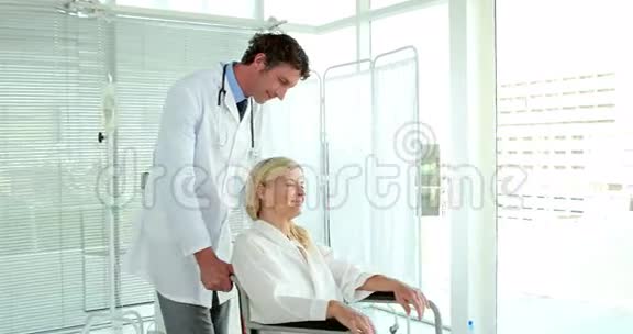 医生和坐轮椅的病人交谈视频的预览图