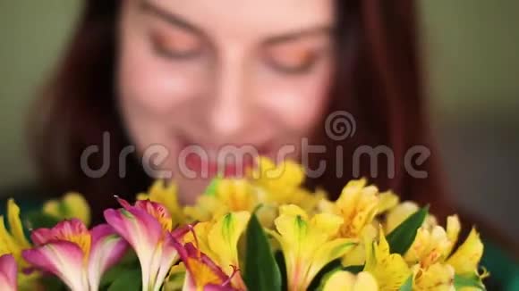 漂亮女孩嗅着一束花看着相机视频的预览图