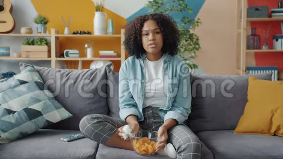 有魅力的非裔美国女人在电视上为悲伤的戏剧哭泣缓慢的动作视频的预览图