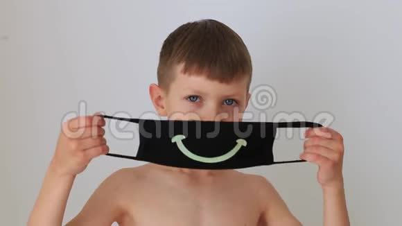 男孩在家里戴上隔离呼吸面罩视频的预览图