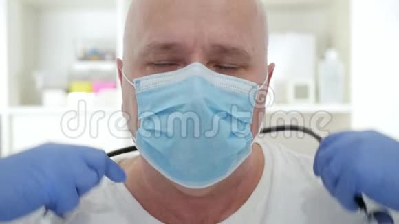 防护面罩及手套检疫抗病毒流行医生视频的预览图