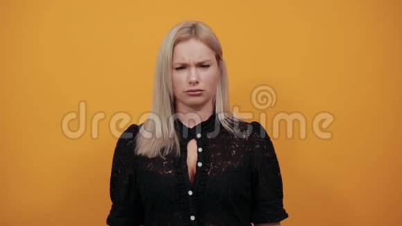 愤怒的女人表现出消极的态度和愤怒的表情视频的预览图
