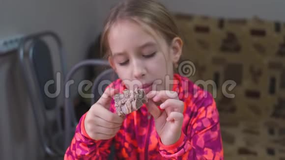 饥饿的小女孩在厨房家吃大骨头和肉视频的预览图