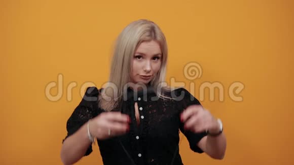 黄底黑衣女孩戴着耳机跳舞的时髦女人视频的预览图