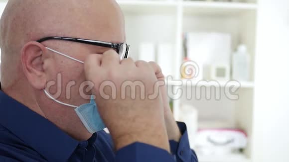 医生使用听诊器戴面罩与病毒面罩的慢动作视频的预览图