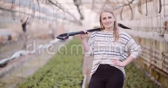 农业成功的女园丁拿着铲子视频的预览图