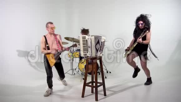 朋克摇滚乐队拍摄片段音乐家们正在用乐器跳跃贝斯手穿着女装视频的预览图