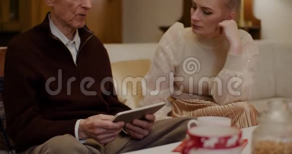 在家中用数码平板电脑解释祖父视频的预览图