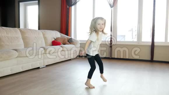 可爱的小孩子在房间里玩音乐跳舞视频的预览图