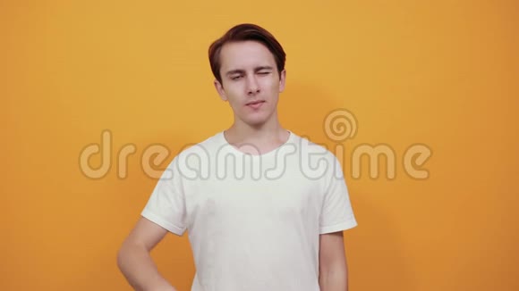 一个穿着白色t恤的年轻人脸上露出了滑稽的表情视频的预览图